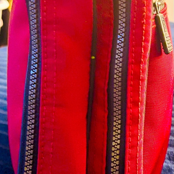 Kenneth Cole Reaction Toiletry/Cosmetic hanging zip up bag - Picture 8 of 9